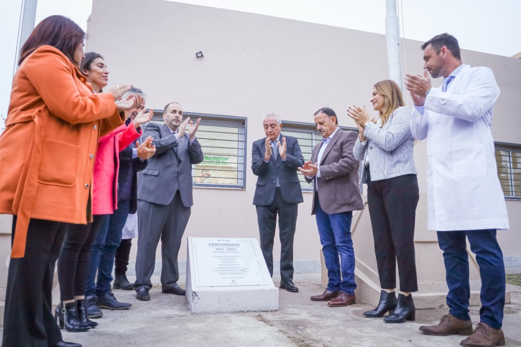 El gobernador Ricardo Quintela participó del acto por el centenario del Hospital Enrique Vera Barros