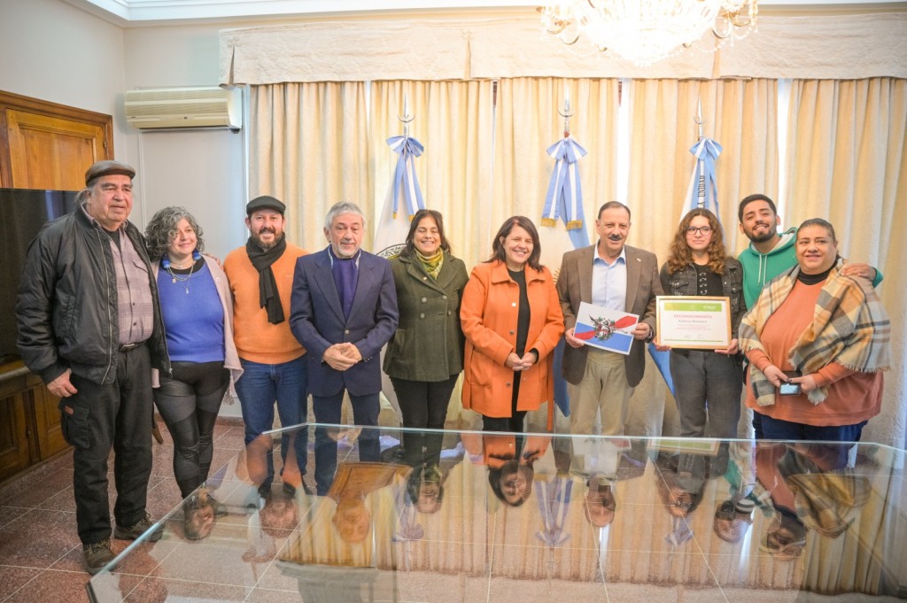 Autoridades municipales presentaron la bandera del Departamento Capital al gobernador Ricardo Quintela