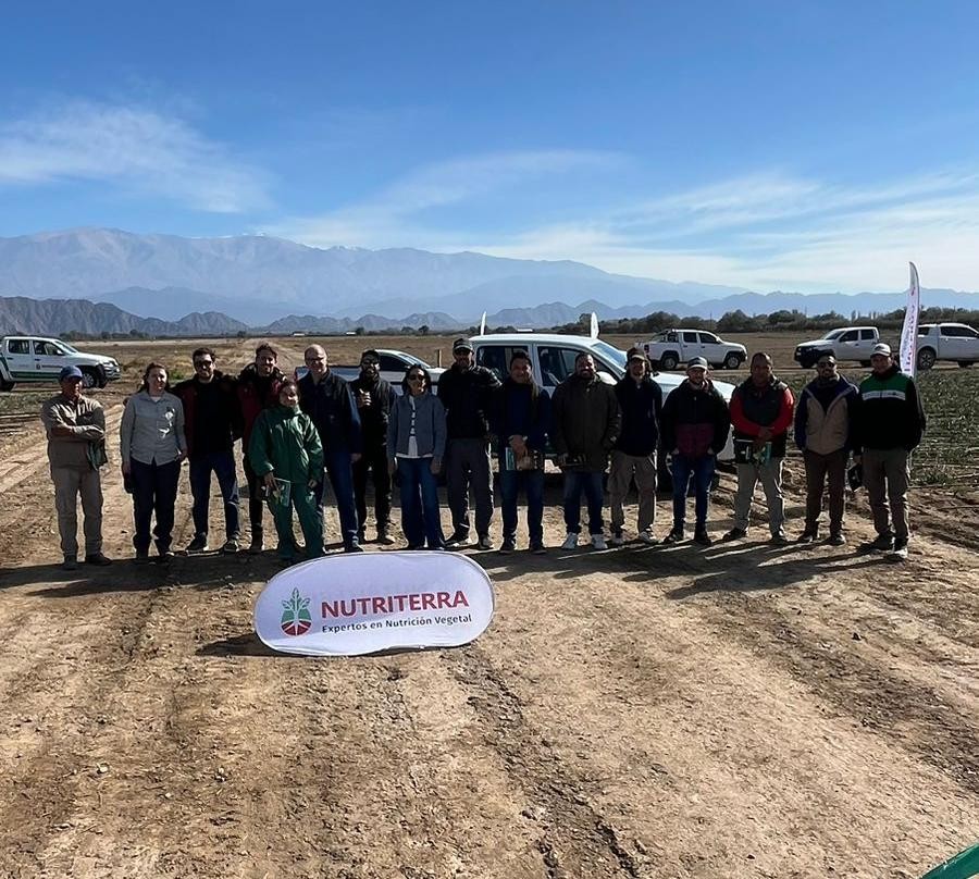 Hortícola Riojana recibió a representantes de Nutriterra para jornada de horticultura