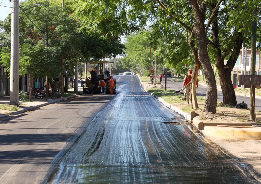 El gobernador y el intendente supervisaron obras de asfaltado que permiten mejorar la transitabilidad en las calles de la capital