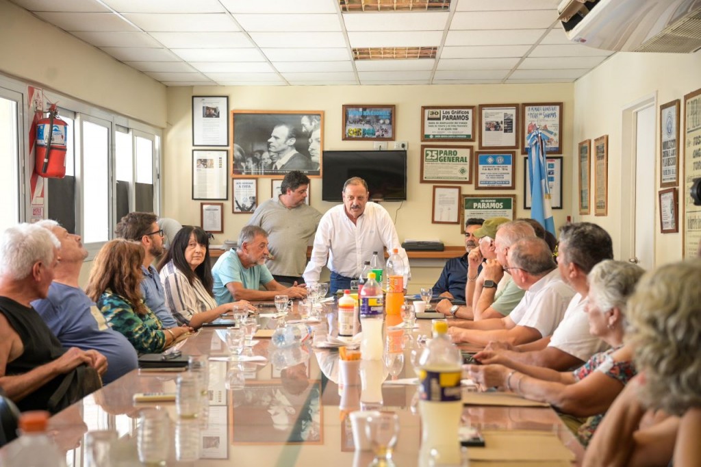 Reunión clave del gobernador Ricardo Quintela con representantes de gremios y dirigentes peronistas de Córdoba