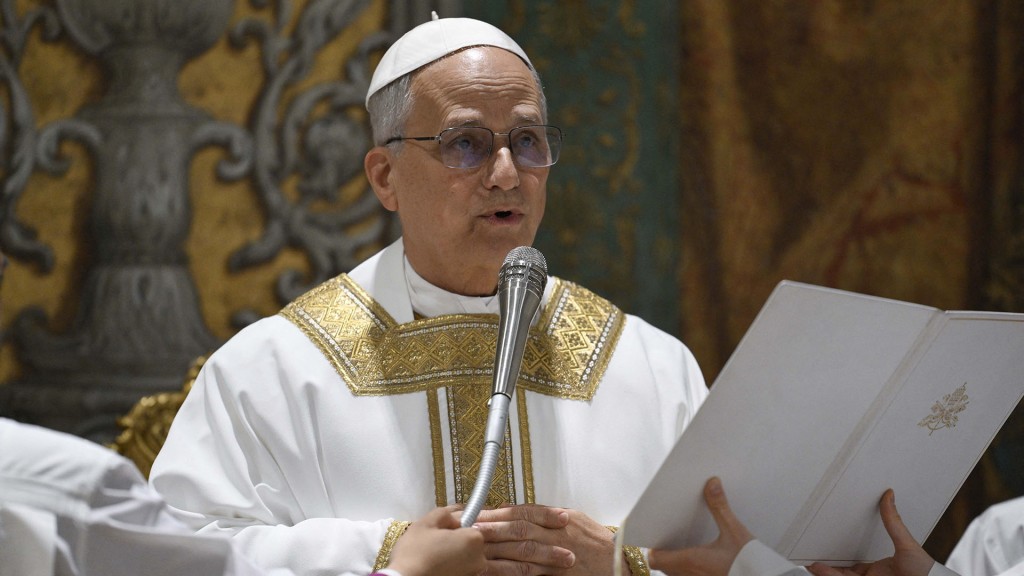 En su primera homilía, el papa León XIV citó palabras de Francisco y pidió tomar a Jesús como modelo