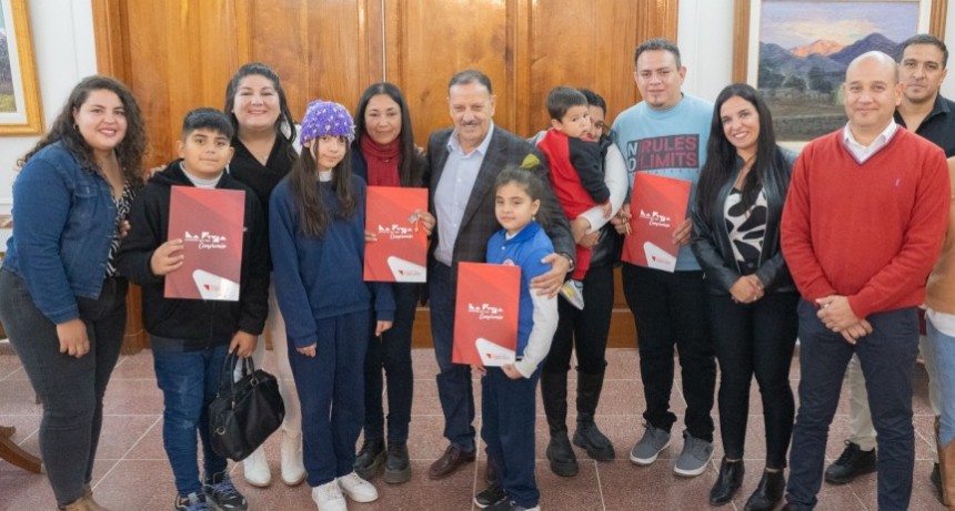 Familias riojanas recibieron viviendas que no eran habitadas y fueron recuperadas por el gobierno provincial