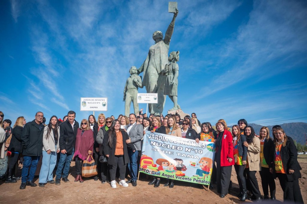 La Provincia homenajea a Rosario Vera Peñaloza y su legado con un majestuoso monumento 