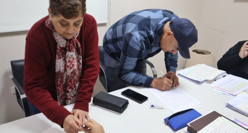 Familias del barrio Rey Primero accedieron a la escrituración de sus viviendas